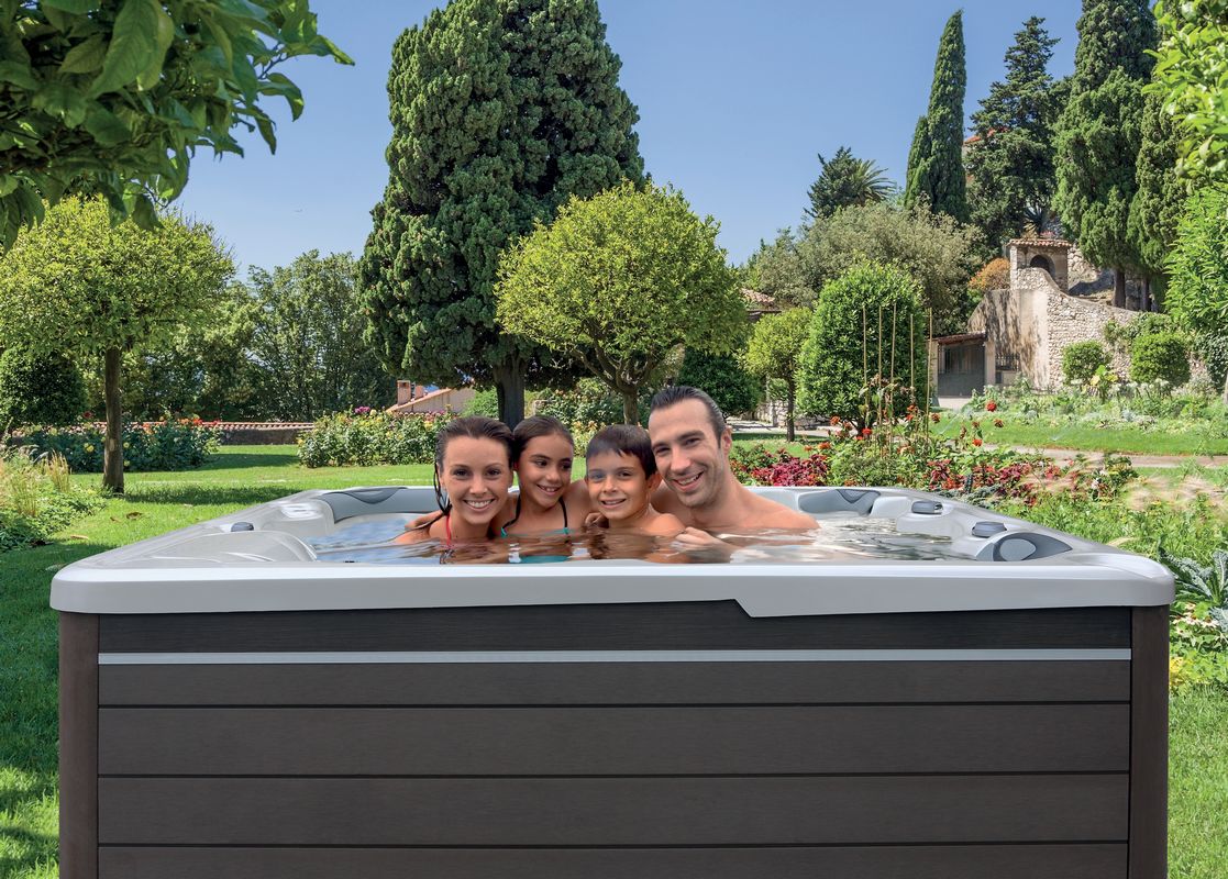 https://spapeips.fr/images/instal/spa-jacuzzi-exterieur-famille-peips.jpg